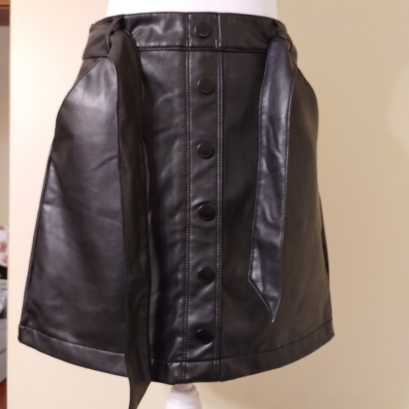 Abercrombie & Fitch Women's faux leather skirt (S) - Picture 6 of 11